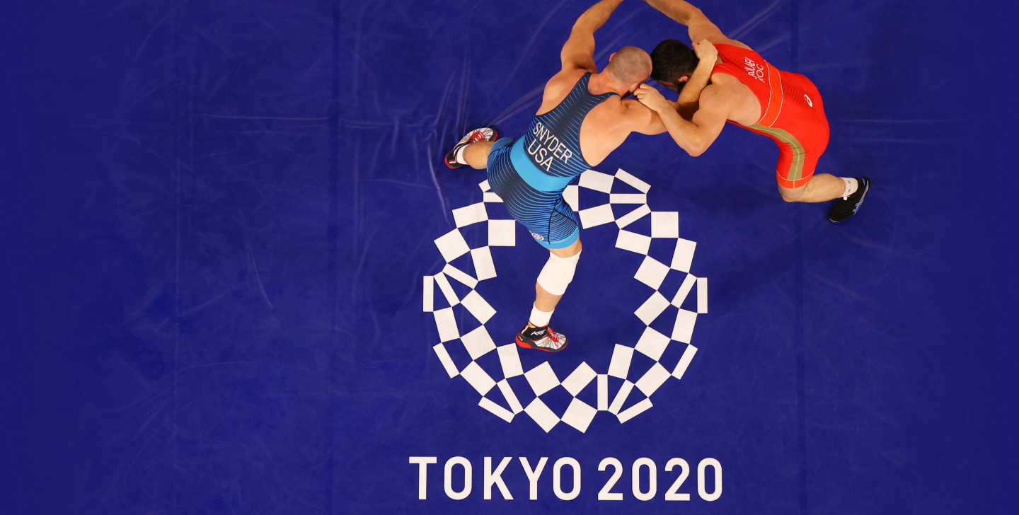 Kyle Snyder and opponent seen from above mid-match at the Tokyo 2020 Olympic Games.