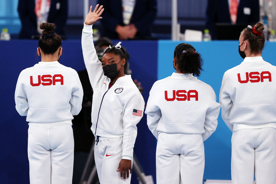 Simone Biles waves to the crowd next to her teammates during the Toko 2020 Olympic Games.